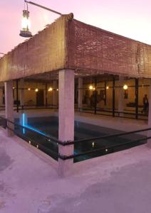 een gebouw met een zwembad in de nacht bij Al Khateem Art Hub in Baţīn