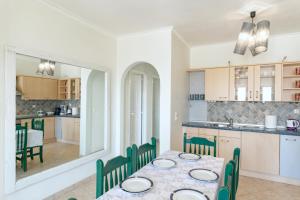 Una cocina y un comedor con mesa y sillas. en KEFALONIA'S HIDDEN GEMS!, en Argostoli