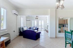 Una sala de estar con un sofá morado y una cocina. en KEFALONIA'S HIDDEN GEMS!, en Argostoli
