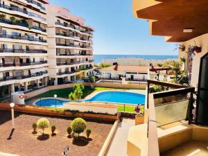 Bazén v ubytování 2 Bedroom Apartment Jardines Canarios Los Cristianos Tenerife nebo v jeho okolí