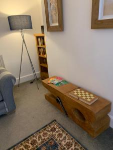 a living room with a coffee table and a lamp at Comfy flat in the heart of St Leonards in St. Leonards