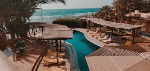 ダハブにあるNesima Resortのスイミングプールと海を併設するリゾートです。