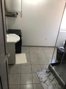 La salle de bains est pourvue d'un lavabo, de toilettes et d'un miroir. dans l'établissement Gîte Luna, à Sablet