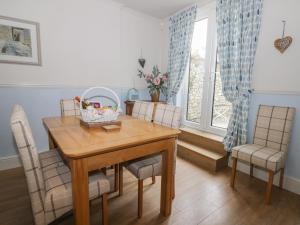 une salle à manger avec une table et des chaises en bois dans l'établissement Potter Hill Cottage, à Pickering