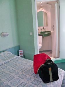 Koupelna v ubytování Fasthotel Lille Aéroport Lesquin + 16 fotografií