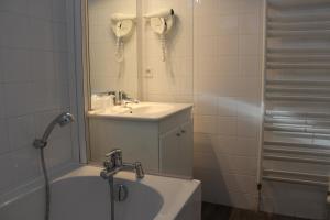 A bathroom at Hotel Des Falaises