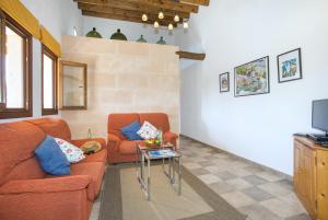 Televízia a/alebo spoločenská miestnosť v ubytovaní Owl Booking Villa Tarongers - Stay For Couples