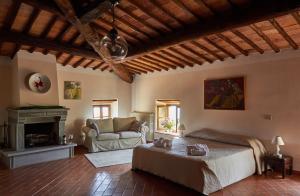 A bed or beds in a room at Rocca Di Castagnoli Még 37 kép