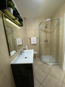 a bathroom with a sink and a shower at Primera línea de mar ! Fantástico apartamento in Adeje