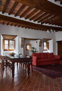 A seating area at Rocca Di Castagnoli