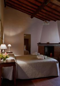 A bed or beds in a room at Rocca Di Castagnoli