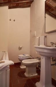 A bathroom at Rocca Di Castagnoli