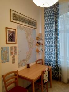 una habitación con una mesa y un mapa en la pared en Siegener Strasse apartment, en Plauen