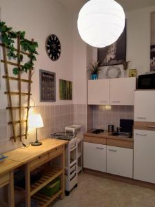 cocina con armarios blancos y mesa con lámpara en Siegener Strasse apartment, en Plauen