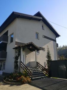un edificio con una escalera delante de él en Apartment Grgic, en Kiseljak