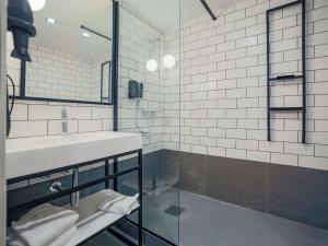 a bathroom with a sink and a shower at ibis Porto Centro Mercado Bolhao in Porto