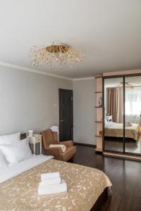 um quarto com uma cama e um lustre em Апартаменты в районе Горного воздуха em Yuzhno-Sakhalinsk