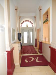 un couloir avec une porte avec un numéro. dans l'établissement Hotel "Wilder Mann", à Linz