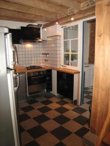 una cocina con suelo a cuadros en blanco y negro en Gite de Flandre, en Cassel