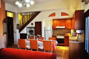 une cuisine et une salle à manger avec une table et des chaises orange dans l'établissement Εlegant Villa Liakos, à Pigi