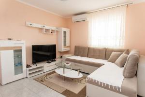 a living room with a couch and a tv at Villa Verbena in Mala Čista
