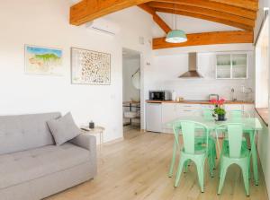 - un salon avec une table, des chaises et un canapé dans l'établissement Apartamentos Rurales Las Garzas de Oyambre, à San Vicente de la Barquera