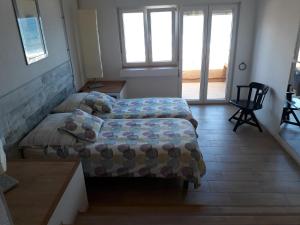 Katil atau katil-katil dalam bilik di Loft with balcony sea view