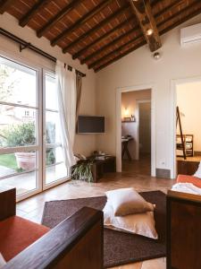 Postel nebo postele na pokoji v ubytování Borgo Le Colline Luxury Agriturismo in Tuscany