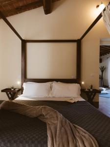 Postel nebo postele na pokoji v ubytování Borgo Le Colline Luxury Agriturismo in Tuscany
