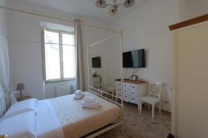 biała sypialnia z dużym lustrem i łóżkiem w obiekcie Art Atelier San Pietro w Rzymie