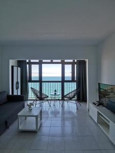 una sala de estar con un sofá y una mesa en Mirador del Mar Sea Point Apartament, en Maspalomas