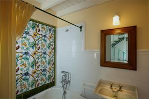 Koupelna v ubytování Hotel Ibarra Zalla