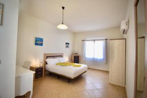 sypialnia z łóżkiem i oknem w obiekcie Casa Vivien w mieście Playa Blanca