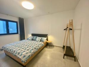 Ένα ή περισσότερα κρεβάτια σε δωμάτιο στο Luxury BEACH VILLA VIR / apartments