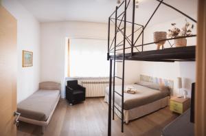 um quarto com 2 camas e um beliche em Accogliente Casa Livorno em Livorno