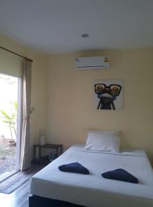 Ein Bett oder Betten in einem Zimmer der Unterkunft Khanom Garden Suite