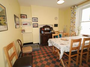 uma cozinha e sala de jantar com mesa e cadeiras em Carriguisnagh em Ballycastle