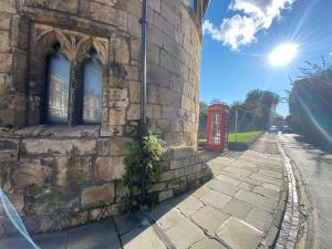 un bâtiment en briques avec cabine téléphonique à côté d'une rue dans l'établissement Aspire Apartments York, à York