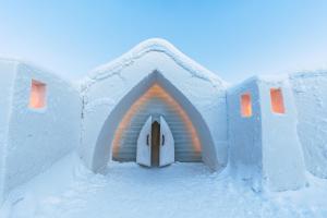 Arctic SnowHotel & Glass Igloos að vetri til