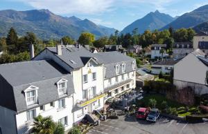 eine Luftansicht einer Stadt mit Bergen im Hintergrund in der Unterkunft Hôtel du Soleil Levant in Argelès-Gazost