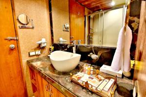 een badkamer met een wastafel en een spiegel bij Chokhi Dhani The Palace Hotel in Jaisalmer
