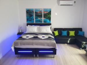 Posteľ alebo postele v izbe v ubytovaní Smaragd apartman