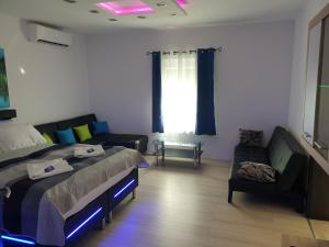 Posteľ alebo postele v izbe v ubytovaní Smaragd apartman