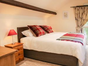 מיטה או מיטות בחדר ב-Conkers' Cottage