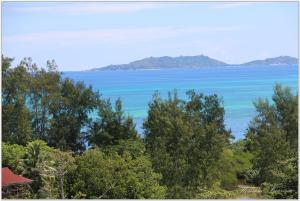 uma vista para o oceano a partir de uma casa em Exotic Guest House em Praslin