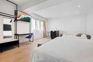 Llit o llits en una habitació de Urban Anaga Hotel