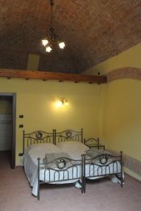 een slaapkamer met 2 bedden en een plafond bij Palazzo Centro Alloggi Vacanza in Nizza Monferrato