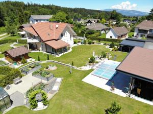 Gösselsdorf的住宿－Ferienwohnungen Villa Vanessa，享有带庭院的房屋的空中景致