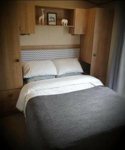 ein Schlafzimmer mit einem Bett in einem kleinen Zimmer in der Unterkunft Tattershall lakes Family Holiday in Lincolnshire