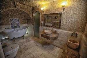 Koupelna v ubytování Traveller's Cave Hotel